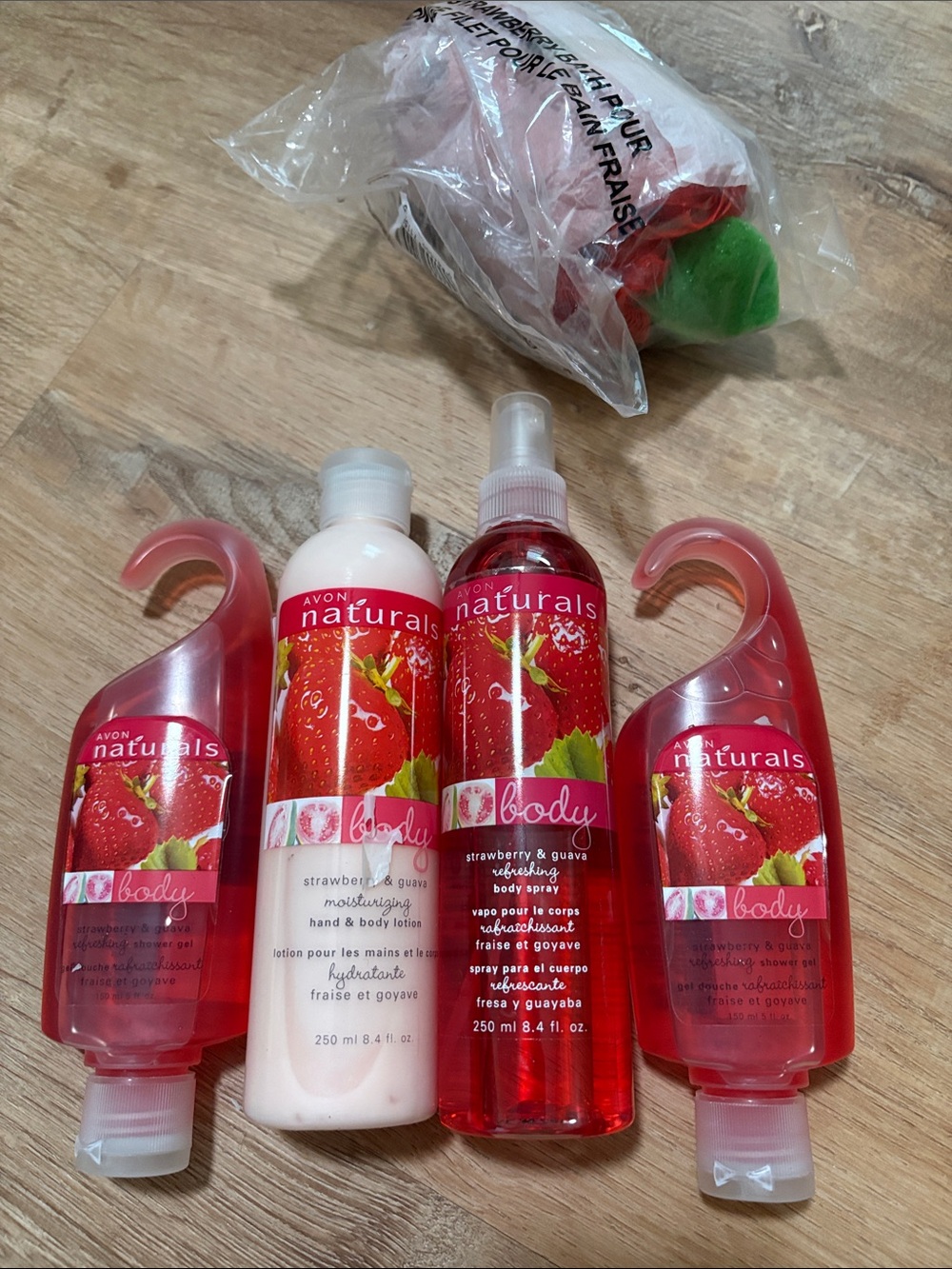 New 5-piece Avon Naturals Strawberry & Guava bath and body collection & Sponge